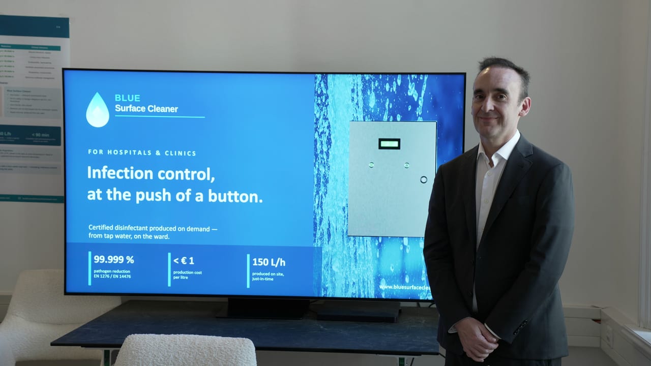 Präsentation von BLUE SurfaceCleaner auf einem Display